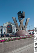 Знак Выборга "W" на фоне железнодорожного вокзала (2011 год). Редакционное фото, фотограф Виктор Карасев / Фотобанк Лори
