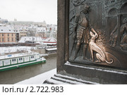 Фрагмент бронзового барельефа на Карловом мосту в Праге на фоне города (2010 год). Стоковое фото, фотограф Gagara / Фотобанк Лори