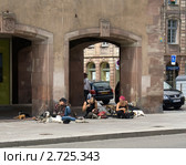 Панки, расположившиеся на улице Страсбурга (2011 год). Редакционное фото, фотограф Валентина Троль / Фотобанк Лори
