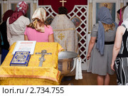 Чтение молитвы для матерей перед крещением (2011 год). Редакционное фото, фотограф Кекяляйнен Андрей / Фотобанк Лори