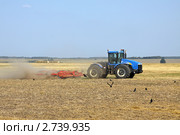 Полевые работы. Трактор боронит поле (2011 год). Редакционное фото, фотограф Дмитрий Куш / Фотобанк Лори
