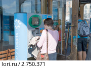 Женщина приобретает билеты на проезд в автомате (2011 год). Редакционное фото, фотограф Александр Щепин / Фотобанк Лори