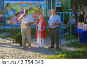 Праздник день двора. Поздравительная речь зам. пред. Брянской городской думы  Бугаёва А.П. (2011 год). Редакционное фото, фотограф Александр Шилин / Фотобанк Лори