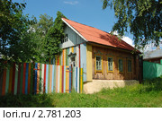 Деревянный дом с разноцветным забором. Зарайск (2011 год). Стоковое фото, фотограф lana1501 / Фотобанк Лори