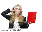 Улыбающаяся молодая деловая женщина с красным ноутбуком в руках. Стоковое фото, фотограф Куликов Константин / Фотобанк Лори