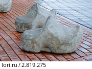 Бетонное заграждение от автомобилей в виде башмаков. Тарту (2011 год). Стоковое фото, фотограф Александр Щепин / Фотобанк Лори