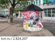 Афишная тумба. Котка. Финляндия (2011 год). Редакционное фото, фотограф Александр Щепин / Фотобанк Лори