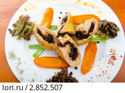 Мясные ролы с овощами на тарелке. Стоковое фото, фотограф Elnur / Фотобанк Лори