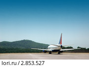 Пассажирский самолет Boeing 737 выруливает на взлетно-посадочную полосу аэропорта г.Сочи (2010 год). Редакционное фото, фотограф Светлана Полушкина / Фотобанк Лори