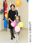 Мама и дочь первоклассник возле знамен в школе (2011 год). Редакционное фото, фотограф Кекяляйнен Андрей / Фотобанк Лори