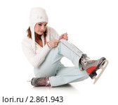 Красивая молодая женщина в зимней одежде с коньками на белом фоне. Зимние виды спорта. Стоковое фото, фотограф Мельников Дмитрий / Фотобанк Лори