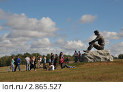 Туристы у памятника Василию Шукшину на горе Пикет (2011 год). Редакционное фото, фотограф Free Wind / Фотобанк Лори