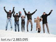 Молодые люди прыгают зимой на снегу подняв руки вверх. Стоковое фото, фотограф Losevsky Pavel / Фотобанк Лори