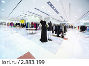 Торговый центр. Продажа одежды. Стоковое фото, фотограф Losevsky Pavel / Фотобанк Лори
