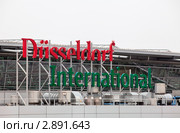 Крупным планом надпись на здании аэропорта города Дюссельдорф - Dusseldorf International, Германия (2011 год). Редакционное фото, фотограф Николай Винокуров / Фотобанк Лори