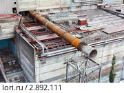 Монтаж газохода большого диаметра на крыше цеха. Стоковое фото, фотограф Кекяляйнен Андрей / Фотобанк Лори