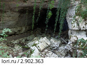 Вход в Воронцовские пещеры. Адлерский район г. Сочи (2011 год). Редакционное фото, фотограф Вячеслав Палес / Фотобанк Лори