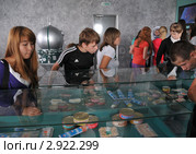 Подростки смотрят космическую еду в тюбиках (2011 год). Редакционное фото, фотограф Free Wind / Фотобанк Лори