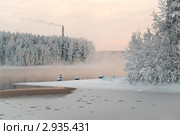 Зимний пейзаж с дымовой трубой. Стоковое фото, фотограф Кекяляйнен Андрей / Фотобанк Лори