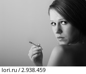 Девушка с сигаретой. Стоковое фото, фотограф Евгений Атаманенко / Фотобанк Лори
