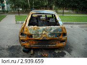 Сгоревший легковой автомобиль во дворе многоэтажки. Москва (2011 год). Редакционное фото, фотограф Полина Пчелова / Фотобанк Лори