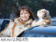 Молодая женщина около своего автомобиля. Стоковое фото, фотограф Яков Филимонов / Фотобанк Лори