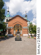 Красноярск. Памятник В.Ф. Войно-Ясенецкому (Архиепископу Луке) в сквере архиерейского дома (2011 год). Редакционное фото, фотограф Шичкина Антонина / Фотобанк Лори