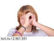 Девушка с поднятыми руками в виде подзорной трубы. Стоковое фото, фотограф Алёшина Оксана / Фотобанк Лори