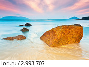 Камни на песочном пляже в Кон Дао в лучах рассвета. Стоковое фото, фотограф Ольга Хорошунова / Фотобанк Лори