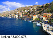 Греция.Группа островов Додеканес ( Dodecanesse). Остров Сими (Symi). Бухта с кораблями и дома различных цветов на прибрежных скалах. Стоковое фото, фотограф Куликов Константин / Фотобанк Лори