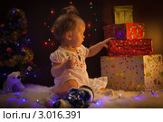 Девочка с подарками у елки. Стоковое фото, фотограф Кристина Викулова / Фотобанк Лори