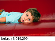 Грустный ребенок на диване. Стоковое фото, фотограф Куликова Вероника / Фотобанк Лори