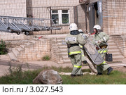 Пожарные монтируют спасательный рукав на автолестницу (2011 год). Редакционное фото, фотограф Вячеслав Палес / Фотобанк Лори