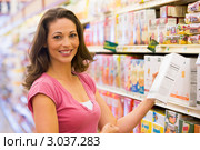 Красивая девушка выбирает продукты в супермаркете. Стоковое фото, фотограф Monkey Business Images / Фотобанк Лори