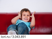 Веселый малыш на диване. Стоковое фото, фотограф Куликова Вероника / Фотобанк Лори