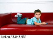 Мальчик лежит на диване. Стоковое фото, фотограф Куликова Вероника / Фотобанк Лори