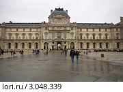 Франция. Париж. Вид на Лувр ( Museum du Louvre ) (2011 год). Редакционное фото, фотограф Яна Королёва / Фотобанк Лори