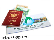 Российский заграничный паспорт, купюры евро и международный страховой полис. Редакционное фото, фотограф Александр Стулов / Фотобанк Лори