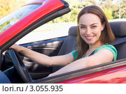 Улыбающаяся девушка в автомобиле с откидным верхом. Стоковое фото, фотограф Monkey Business Images / Фотобанк Лори