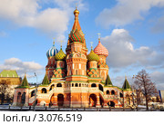 Храм Василия Блаженного под голубым небом зимой. Москва (2011 год). Стоковое фото, фотограф Анна Мартынова / Фотобанк Лори
