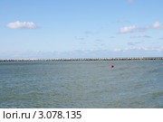 Красный буй (2011 год). Стоковое фото, фотограф Илюхина Наталья / Фотобанк Лори