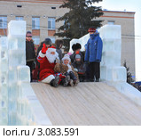 Дед Мороз на горке (2011 год). Редакционное фото, фотограф Анатолий Матвейчук / Фотобанк Лори
