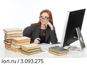 Девушка сидит перед монитором и работает с книгами. Стоковое фото, фотограф Михаил Иванов / Фотобанк Лори