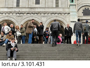 В Париже. Монмартр. На ступенях базилики Сакре-Кёр (2010 год). Редакционное фото, фотограф Александр Алексеев / Фотобанк Лори