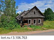 Старый разрушенный дом у дороги. Стоковое фото, фотограф Елена Коромыслова / Фотобанк Лори