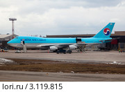 Грузовой самолет Boeing 747-4B5F/ER/SCD авиакомпании Korean Air Cargo на погрузке в аэропорту Шереметьево, Москва, Россия (2011 год). Редакционное фото, фотограф Николай Винокуров / Фотобанк Лори