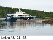 Моторная яхта "Паллада" у причала Никольского скита (2011 год). Редакционное фото, фотограф Юлия Бабкина / Фотобанк Лори