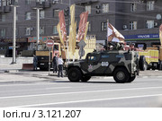 Парад Победы 9 мая в Москве. Новый Арбат. Головная машина со знаменем (2010 год). Редакционное фото, фотограф Ярослав Каминский / Фотобанк Лори