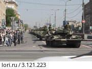 Москва. Окончание Парада Победы 9 мая. Колонна танков возвращается (2010 год). Редакционное фото, фотограф Ярослав Каминский / Фотобанк Лори