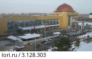 Железнодорожный вокзал Уфа. Привокзальная площадь (2011 год). Стоковое видео, видеограф Mikhail Erguine / Фотобанк Лори